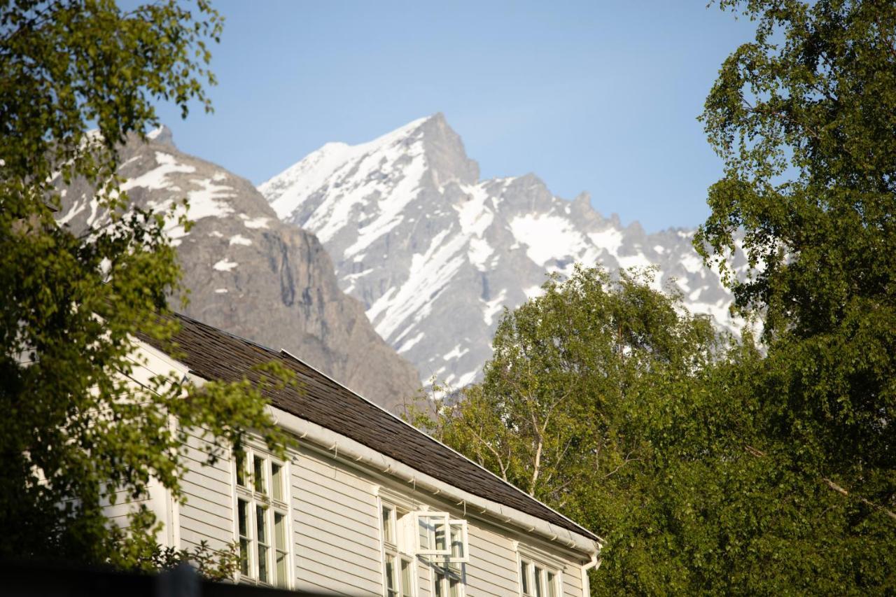 Hotel Aak Åndalsnes エクステリア 写真